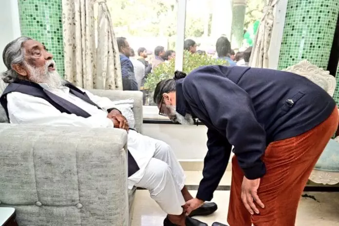 मुख्यमंत्री ने पिता शिबू सोरेन को जन्मदिन की दी शुभकामनाएं,केक काटने ये बड़े नेता रहे मौजूद
