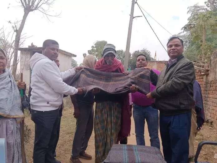 देवघर उपायुक्त के निर्देशानुसार प्रखंड व पंचयात स्तर पर कंबल का किया जा रहा है वितरण