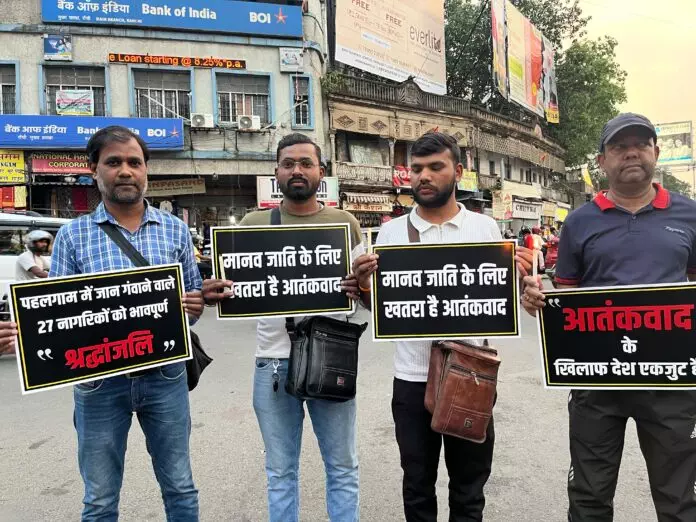 पहलगाम आतंकी हमला के विरोध में पत्रकारों ने निकाला कैंडल मार्च, दी श्रद्धांजलि