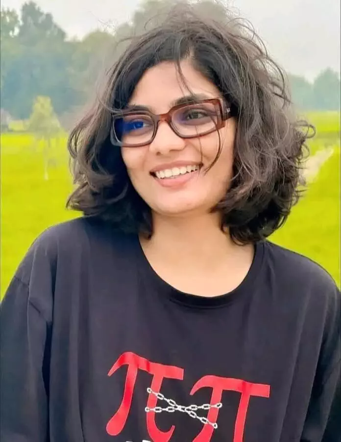 नेहा सिंह राठौर पर दर्ज हुआ FIR