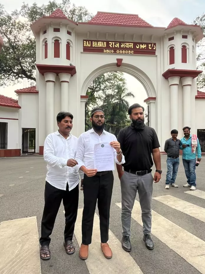 वक़्फ़ संशोधन अधिनियम 2025 पर गरमाई सियासत, महताब आलम ने राज्यपाल संतोष गंगवार को सौंपा ज्ञापन