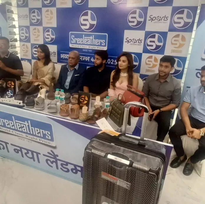 लालपुर में श्रीलैदर्स के नए शोरूम का हुआ उद्घाटन