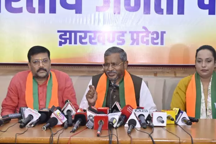कांग्रेस पार्टी भगवान बिरसा मुंडा की धरती से कान पकड़कर मांगें माफी