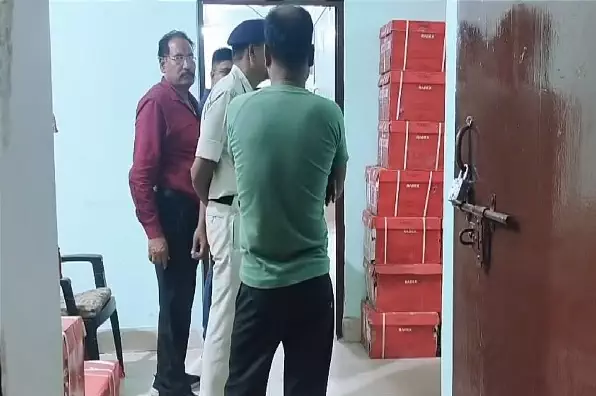 केंद्रीय विद्यालय के प्रिंसिपल को 32000 रुपए रिश्वत लेते किया गया गया गिरफ्तार